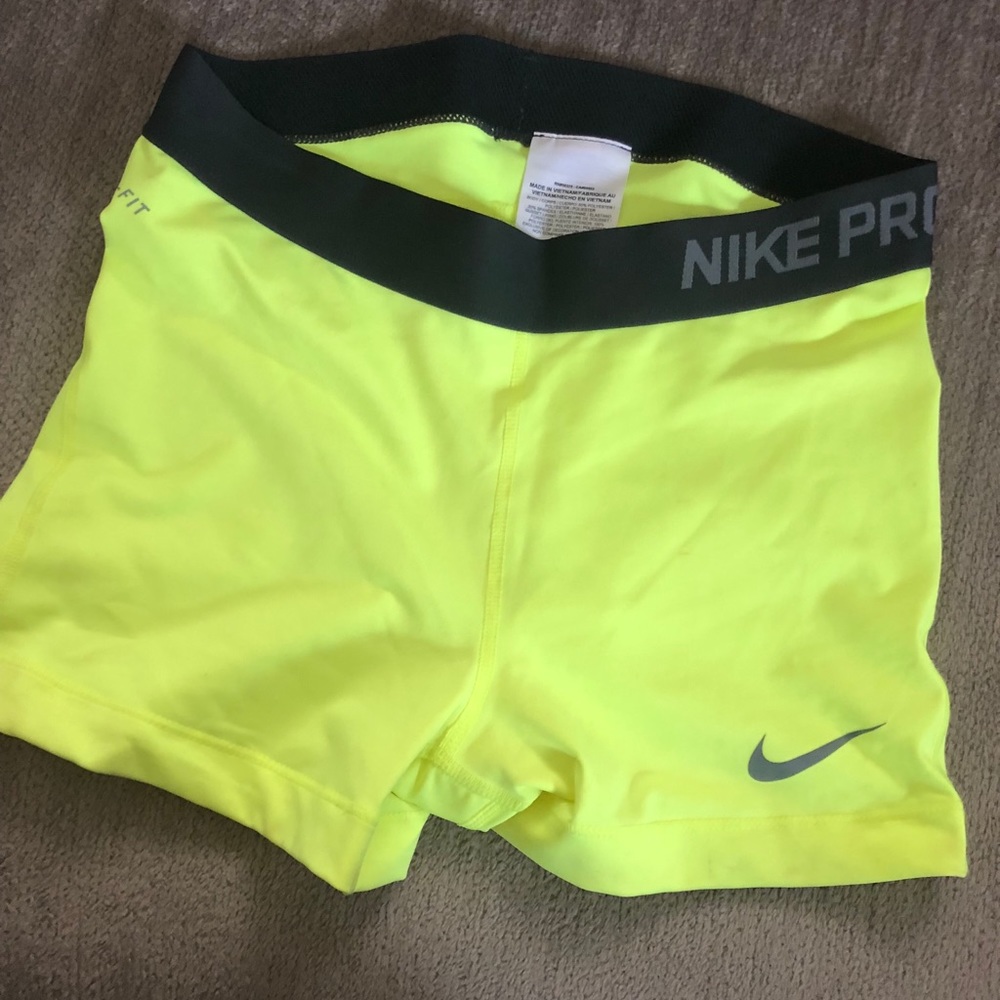 Nike pro shorts size medium